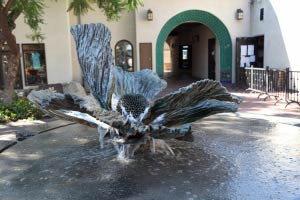 Matilija Poppy fountain, Arcade Plaza, Ojai, Kalifornien