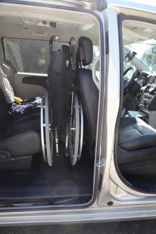 Rollstuhl in einem Chrysler Town & Country, USA