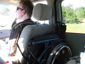 Rollstuhl in einem Kia Minivan, USA